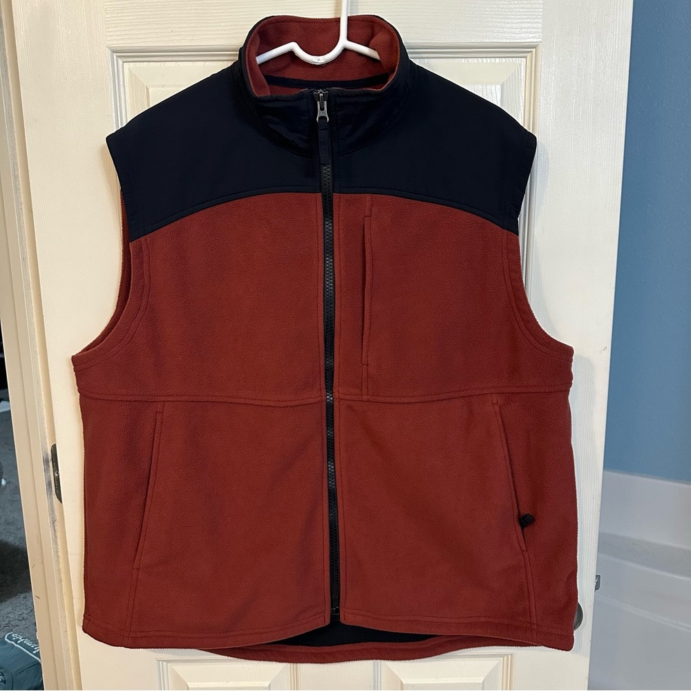 NWOT Duluth Trading Co Mens vest, color-rusty brown size XL